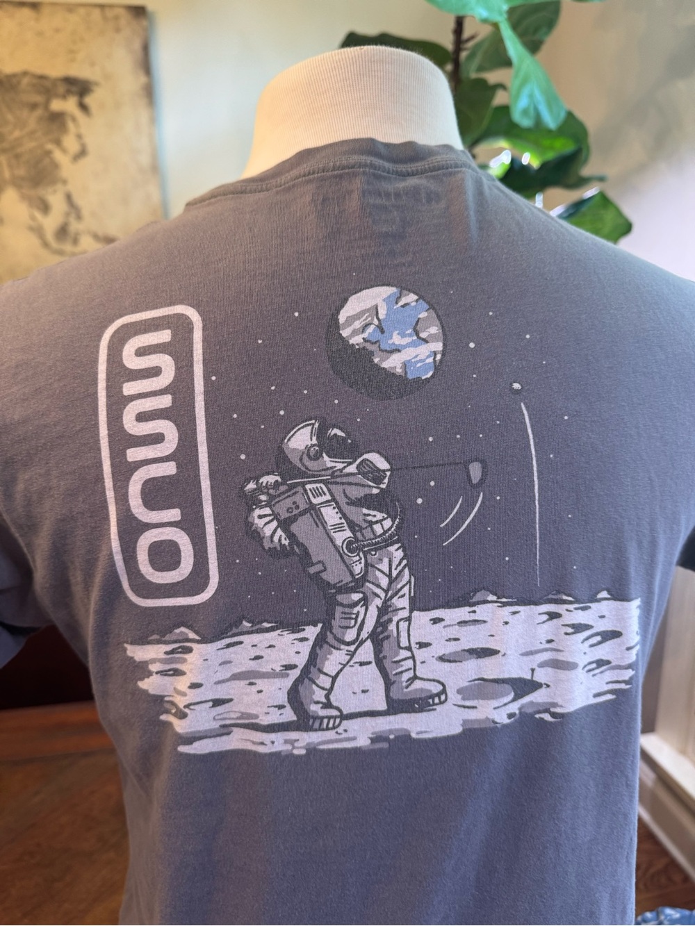 The Southern Shirt Company Gray Short-Sleeve Tee Astronaut Golf Graphic Sz Small